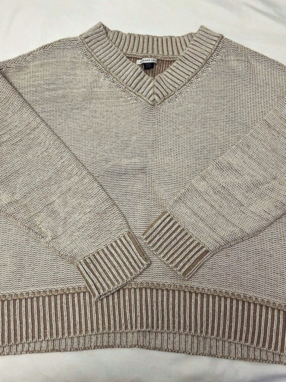 American Eagle V-Neck Knit Sweater in Beige Size Medium Like New
